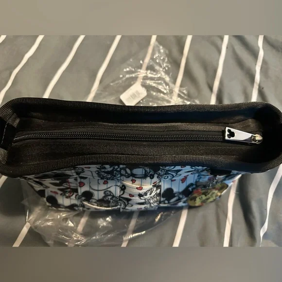 Harveys x Disney Couture Seatbelt Bag & Charm, Mickey & Minnie Love Sketch - Picture 8 of 10